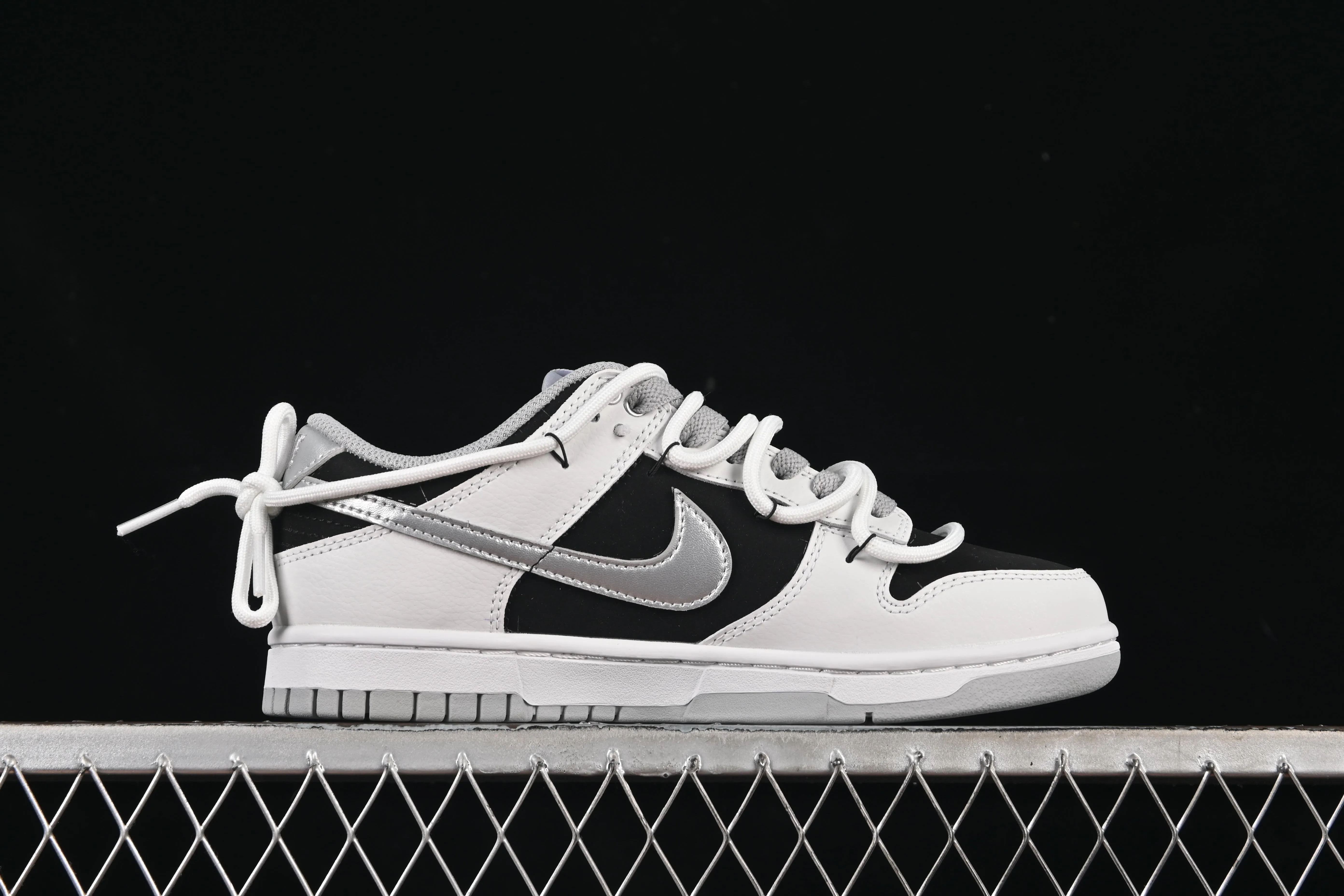 All categories Nk SB Dunk Series Nk SB Dunk Low High-end customized low-top sneakers Nike SB Dunk Low "Just Do it" Strap black and silver Anniversary high-end customized low-top casual sneakers WS0414-025
